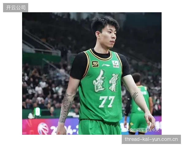 上海久事男篮通过引进张镇麟与强力外援，阵容实力剧增，统治常规赛并最终夺冠。